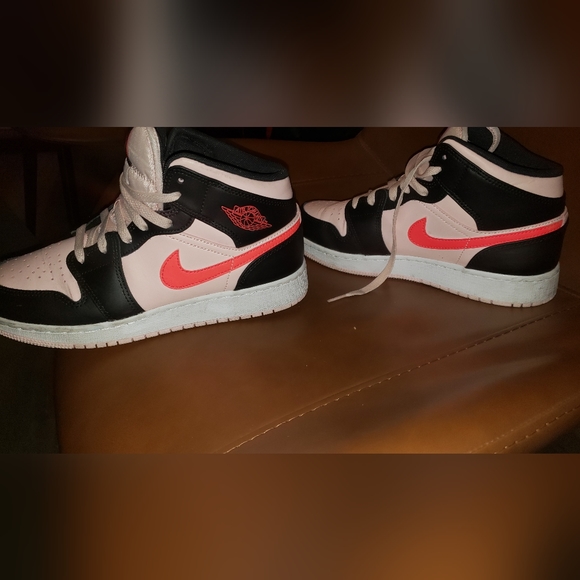 Nike Air Jordan 1 Mid GS Black Pink Crimson Atmosphere Size 6Y (Women’s 7.5) - Picture 9 of 12